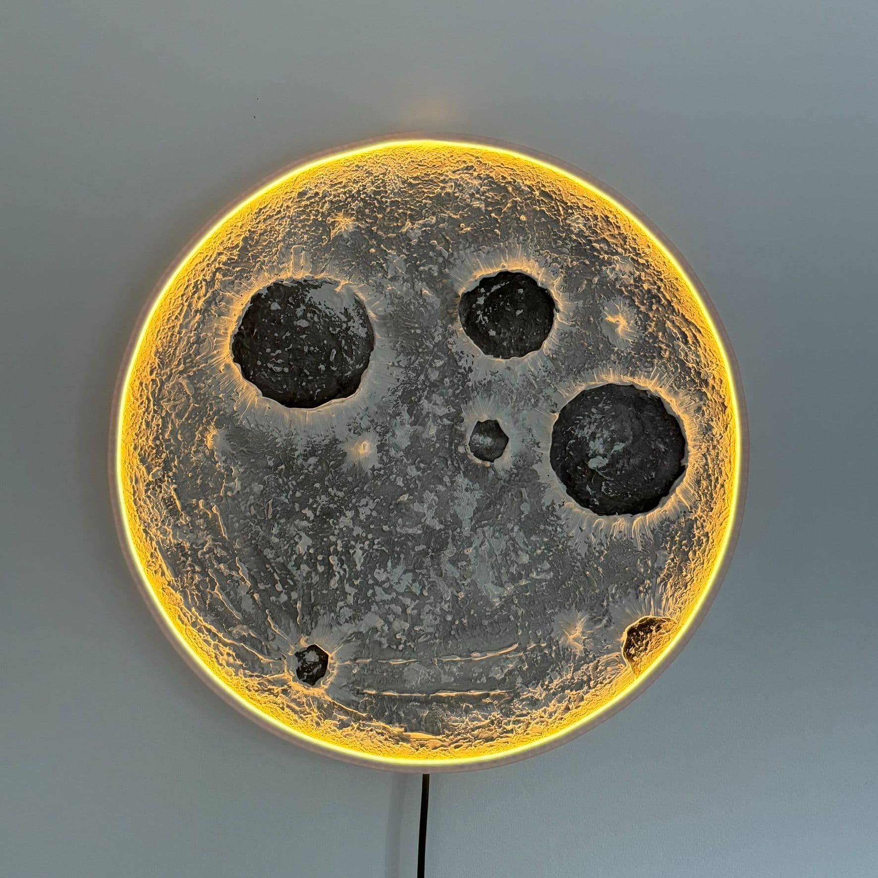 Luna iluminada sobre lienzo 60cm de diámetro
