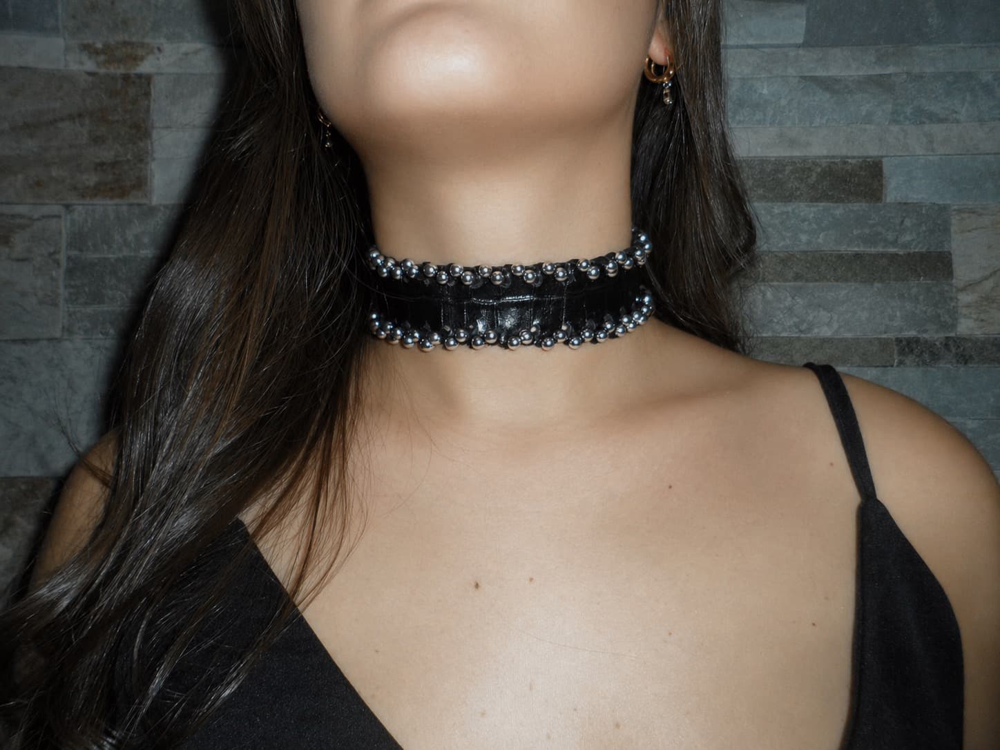 Choker de cuero y perlas metálicas