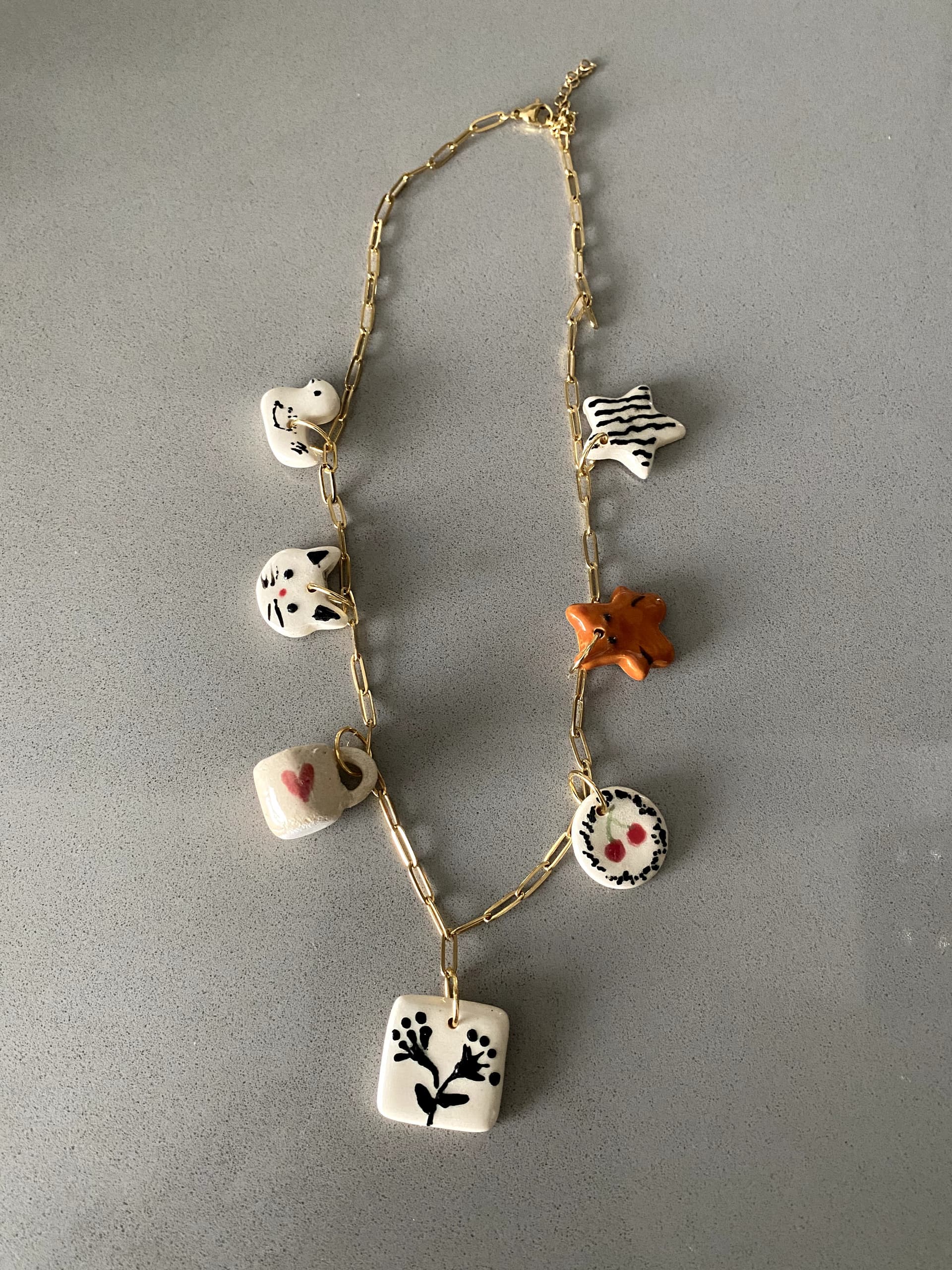 Collar de acero inoxidable con dijes de cerámica