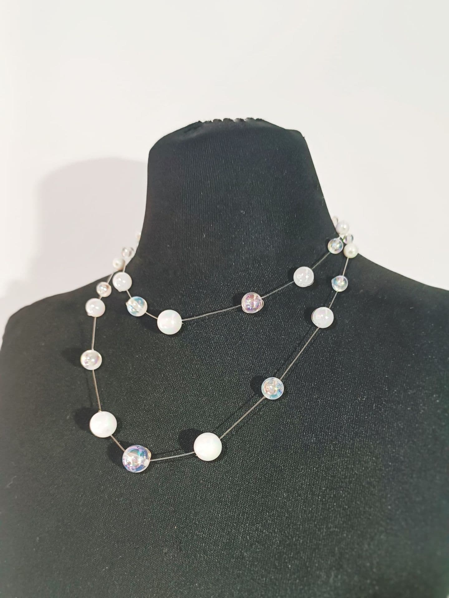 Collares de perlas flotantes