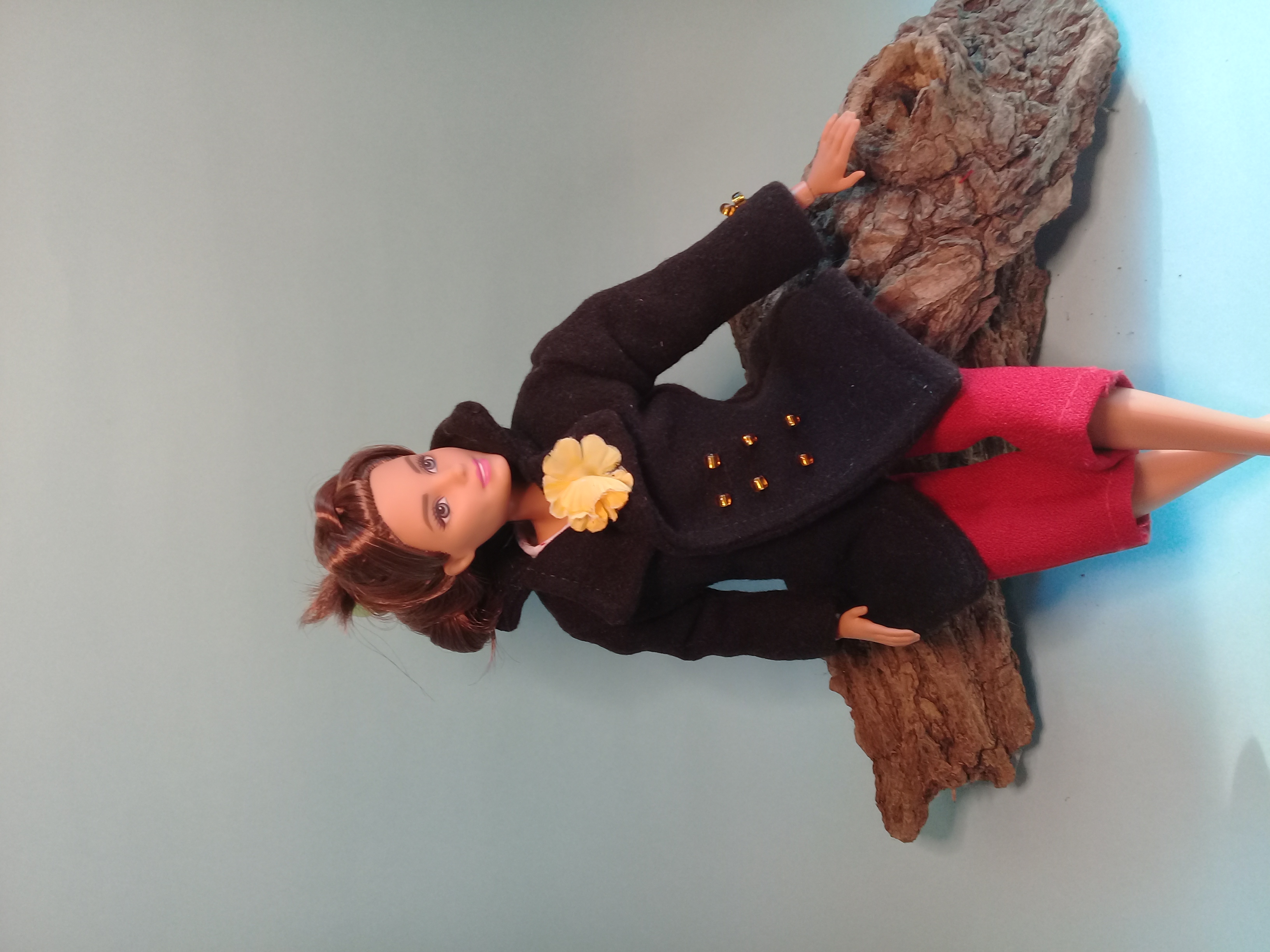 Abrigo elegante color chocolate para muñecas fashion.