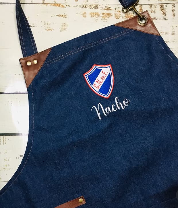 Delantal con escudo y nombre bordado