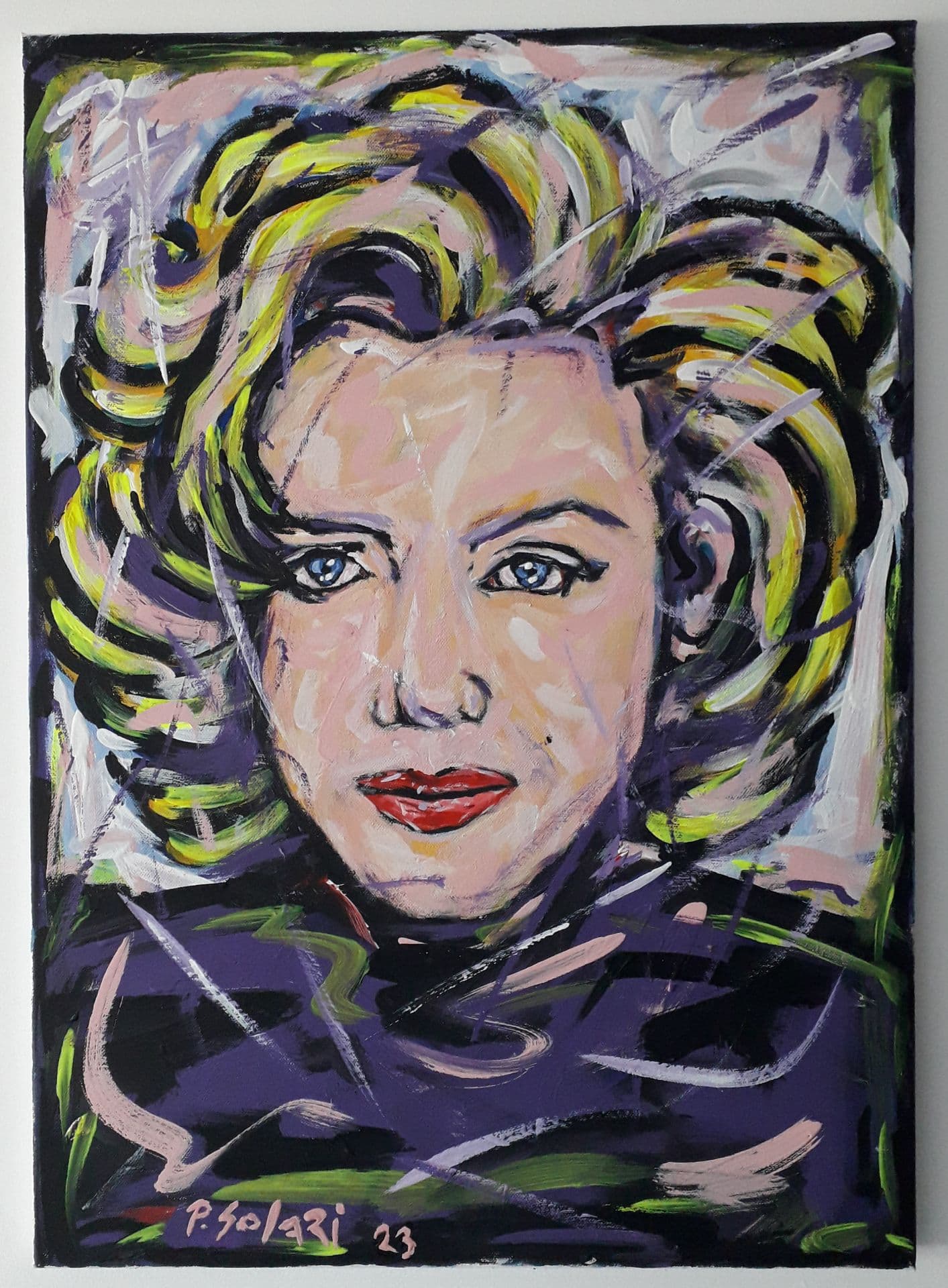 Marilyn Monroe intenta sonreír