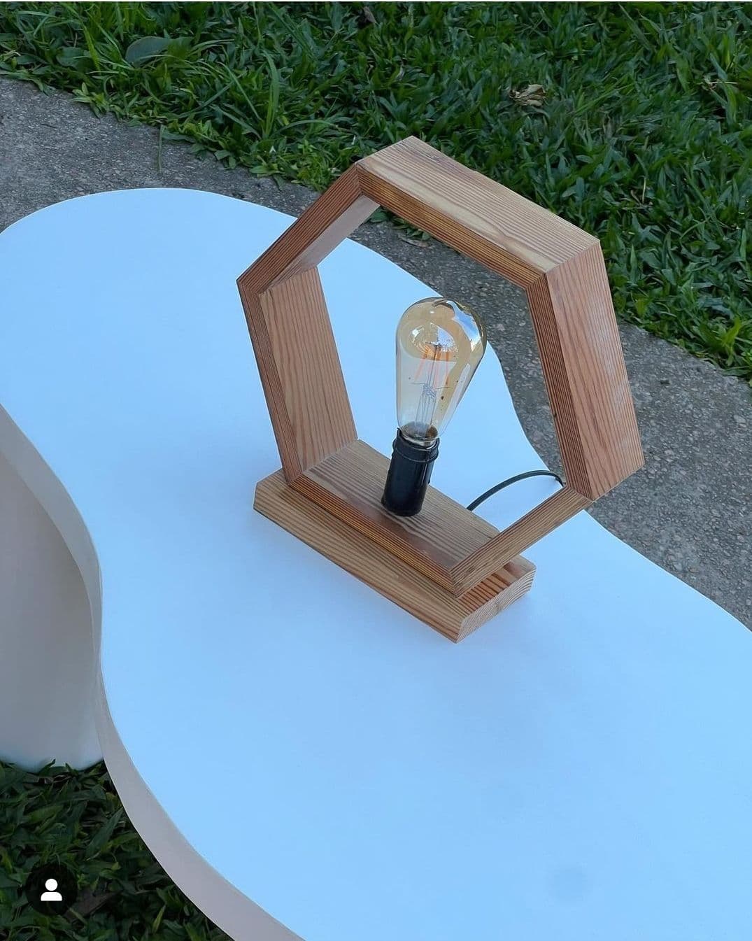 Mesa ratona y lampara