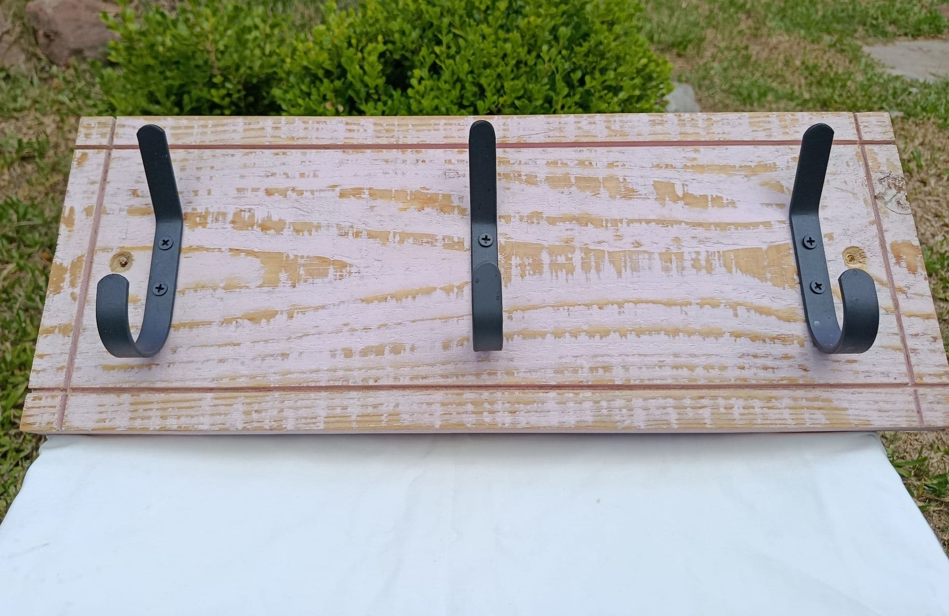 Perchero en madera y ganchos de hierro